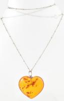 Ezüst(Ag) nyaklánc, szív alakú borostyán medállal, jelzett, h: 22 cm, bruttó: 11,24 g
