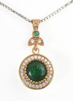 Ezüst(Ag) venezianer nyaklánc, zöld köves aranyozott ezüst(Ag) medállal, jelzett, h: 44 cm, bruttó: 8,24 g