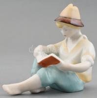 Hollóházi porcelán olvasó fiú, kézzel festett, jelzett, hibátlan. m: 8,5 cm