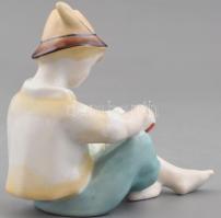 Hollóházi porcelán olvasó fiú, kézzel festett, jelzett, hibátlan. m: 8,5 cm