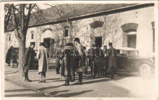 Keszthely, katonatisztek és hölgyek automobilokkal. Tímár Rózsika fényképészeti műterme, photo