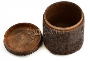 Faragott fa henger alakú doboz, Farkas jelzéssel, a fedele javított, m: 11,5 cm, d: 10,5 cm