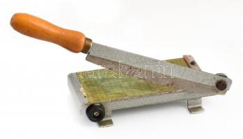 Régi fém fényképvágó, fa nyéllel, 25,5x7,5 cm