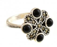 Ezüst(Ag) gyűrű, fekete kövekkel és markazittal, jelzés nélkül, méret: 57, bruttó: 4,52 g