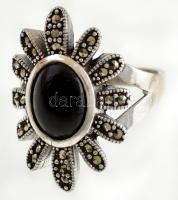 Ezüst(Ag) virágos gyűrű, fekete kővel és markazittal, jelzett, méret: 56, bruttó: 6,25 g