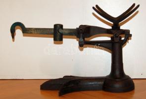 Háború előtti öntöttvas súlyakasztós mérleg