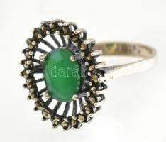 Ezüst(Ag) gyűrű, markazittal és zöld kővel, jelzett, méret: 55, bruttó: 3,77 g