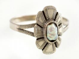 Ezüst(Ag) gyönggyel díszített gyűrű, jelzés nélkül, méret: 56, bruttó: 2,04 g