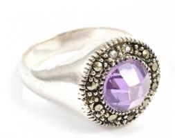 Ezüst(Ag) gyűrű, lila kővel, markazittal, jelzett, méret: 57, bruttó: 7 g