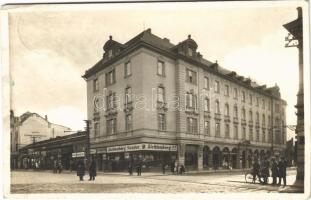 1930 Nyíregyháza, Római katolikus egyház bárháza, Lichtenberg Sándor cipő, Mayer testvérek, Sándor Rezső, Hungária cipőáruház üzlete, Magyar Általános Takarékpénztár rt., fodrász, Hatóságilag engedélyezett végkiárusítás gyári áron alul. Weinstock Ernő 503.