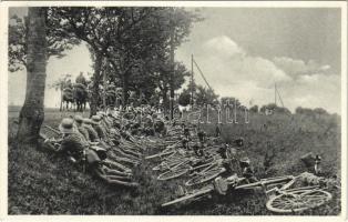 1937 Unser Reichsheer. Radfahrer in Deckung. Hofphot. Oscar Téligmann (Eschwege) / WWII German military (Wehrmacht), Bicycle infantry in cover (EK)