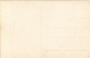 Emlékcéltábla, melyre az 1909. aug. 18-án felavatott következő akadémikusok lőttek. A papírragasztók...