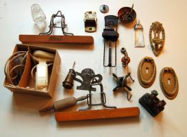 Vegyes bolhapiac tétel: fogasok, Aeg mikrofon, hanglemez képeslap, réz zárszerelvények stb...