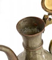 Régi török réz kanna, kopásnyomokkal (pótolt fedéllel?), m: 38,5 cm