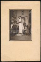 cca 1910 Baldachinos ágy és szobarészlet hölggyel, kartonra kasírozott fotó, 12×8 cm