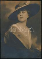 cca 1925 Kalapos hölgy, Gaidusek Erzsi (1875-1956) budapesti fényképész műtermében készült vintage fotó, 23×16,5 cm