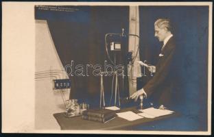 Scherz Ede a világ első szpíkere, 1906-tól a Telefonhírmondónál, majd 1925-től a Rádiónál bemondó. Felvétel a lakihegyi rádióállomás stúdiójából. Magyar Film Iroda, fotólap