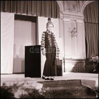 cca 1970-1980 Divatbemutató, Pest Megyei Hírlap, 6 db fotónegatív, 6×6 cm