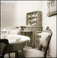 Régi lakásbelsők, bútorok, 7 db fotónegatív, 6×6 cm