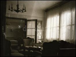 Régi lakásbelsők, bútorok, 7 db fotónegatív, 6×6 cm