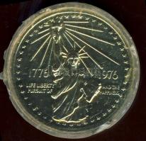 USA 1976. "Bicenteniál Medal" aranyozott fém emlékérem T:1 Eredeti plasztik- és díszdobozban!