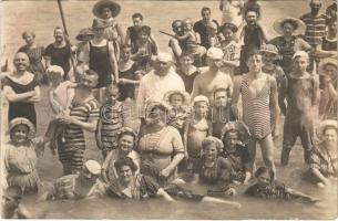 1911 Balatonboglár, fürdőzők csoportképe a Balatonban. photo (vágott / cut)