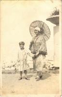 1926 Siófok, fürdőruhás hölgy gyerekkel és napernyővel. Nagy István photo (EB)