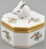 Herendi csipkebogyó mintás kis ékszeres dobozka.   Kézzel festett, jelzett, kis lepattanással 5x5x5 cm