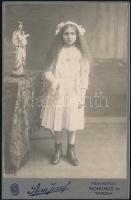cca 1900 Elsőáldozó kislány, keményhátú fotó Stern József Rohonc/Tarcsa műterméből, 16,5×10,5 cm