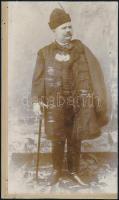 cca 1900 Férfi díszmagyarban, keményhátú fotó Ferenci Lajosné zólyomi műterméből, vágott karton, kopásnyomokkal, 17×10 cm