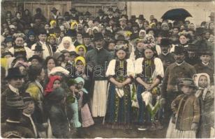 1911 Bánffyhunyad, Huedin; lakodalmas táncos nép a templom előtt / folklore, wedding in front of the church (fa)
