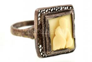 Ezüst(Ag) gyűrű 1937 előtti magyar fémjellel. A pecsét rész kínai figurát ábrázol, faragott csontból, a faragvány ezüst pereme sérült, m: 54, bruttó: 4 gr