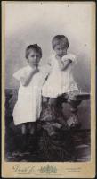 cca 1900-1910 Gyerek testvérpár, Regenhart Bori és Kató portréja, keményhátú fotó Dunky fivérek (Kolozsvár és Miskolc) műterméből, hátoldalán névvel feliratozott, 15,5x8,5 cm
