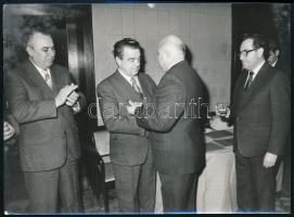cca 1970-1980 Czinege Lajos (1924-1998) honvédelmi miniszter (1960-1984) kezet fog Oláh István (1926-1985) tábornokkal, későbbi miniszterrel (1984-1985), fotó, 13x17 cm