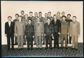 cca 1980 Észak Korea és Magyarország katonai küldöttsége, rajta Csémi Károly (1922-1992) vezérezredes, fotó, a fotó egyik sarkán törésnyommal, 11,5 cmx17 cm