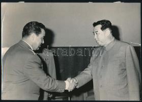 cca 1970-1980 Czinege Lajos (1924-1998) honvédelmi miniszter (1960-1984) és egy észak-koreai vezető kézfogása, fotó, szakadt, 15x21 cm