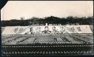 cca 1960-1980 Kínai katonai parádé, az egyik sarkán hiánnyal, gyűrődés és törésnyomokkal, 15x25 cm