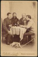 cca 1890 Italozó társaság három katonával, egyiken kitüntetéssel, kutyával, keményhátú fotó Ciehulski és Csonka marosvásárhelyi műterméből, 16x10,5 cm