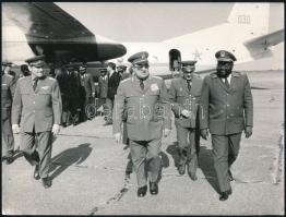 cca 1960-1980 Czinege Lajos (1924-1998) honvédelmi miniszter (1960-1984) afrikai katonai küldöttséget fogad, fotó, az egyik sarkán törésnyommal, 18x23 cm