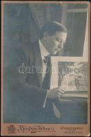 cca 1910-15 Fiatalember művészeti könyv lapozgatása közben, keményhátú fotó Bogdán Arthur kézdivásárhelyi műterméből, fotó tetején apró sérüléssel, 16x10,5 cm