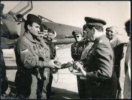 cca 1960-1980 Jugoszláv pilóták és magyar katonák barátkozása, a háttérben egy vadászgéppel, fotó, 18x24 cm