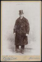 cca 1900-1905 Elegáns úr portréja cilinderrel és sétapálcával, keményhátú fotó Berky Dezső szatmári műterméből, fotó tetején ceruzával feliratozott (Viktor Bá...?), 16x10,5 cm
