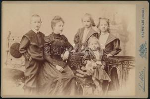 cca 1900-1905 Anya négy gyermekével, egyik kislány játék nyuszival, keményhátú fotó Leopold Adler utódai Josef Schuller és fiaia brassói (Kronstadt/Brasov) műterméből, fotó hátulján a műterem új neve korabeli címkével korrigálva, 10,5x16 cm