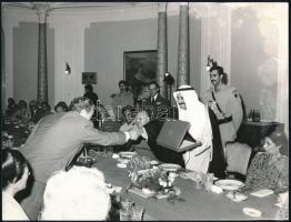 cca 1970-1980 Czinege Lajos (1924-1998) honvédelmi miniszter (1960-1984)és Oláh István (1926-1985) tábornokkal, későbbi miniszterrel (1984-1985) arab (?) küldöttséggel tárgyal, fotó, foltos, az egyik sarkán törésnyommal, 18x24 cm