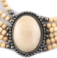 Csontból és fémből készült nyakék gyöngyökkel, a középdísze kissé kopott, állítható méretű, h: 45 cm