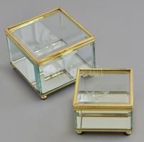 Két metszett üveg dobozka fém karimával. Egymásba helyezhetőek. 8x8, 10x10x7 cm Hibátlanok