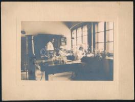 cca 1910-1930 Laboratórium régi fotója, 9x13 cm