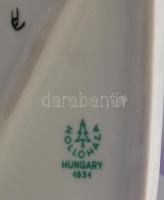 Hollóházi vizet merítő nő, kézzel festett, jelzett, hibátlan , m: 18,5 cm