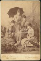 cca 1885 Hölgyek ernyőkkel, keményhátú fotó Fekete Sándor nagyváradi műterméből, 16×10,5 cm