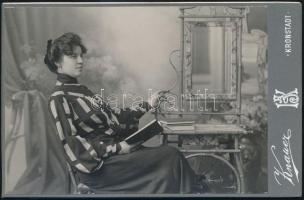 1904 Nő tükörrel, keményhátú fotó Julius Knauer brassói műterméből, 10,5×16,5 cm